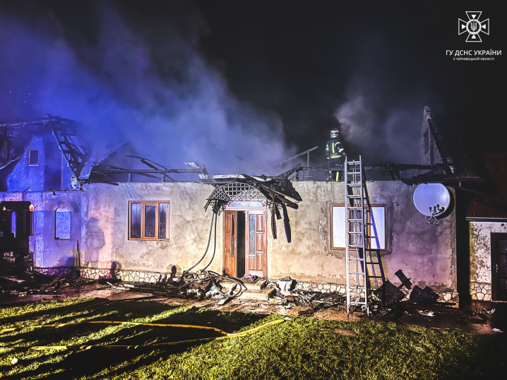 У селі Остриця сталася масштабна пожежа: горів великий житловий будинок