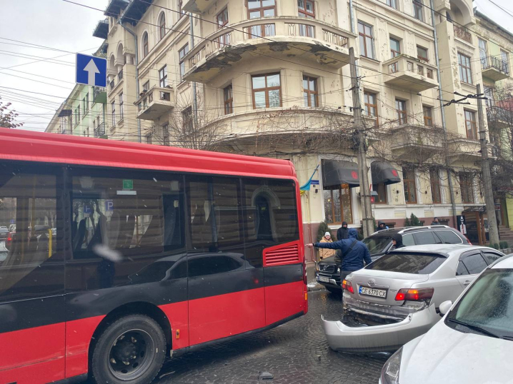 У Чернівцях на Університетській автобус зіткнувся з легковиком. Рух ускладнено