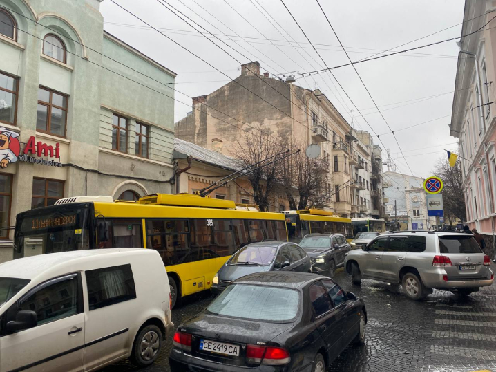 У Чернівцях на Університетській автобус зіткнувся з легковиком. Рух ускладнено