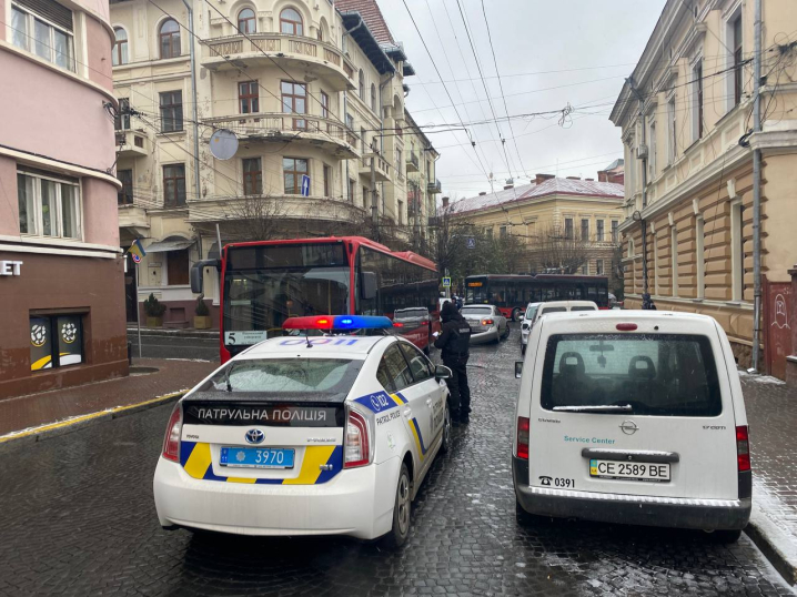 У Чернівцях на Університетській автобус зіткнувся з легковиком. Рух ускладнено