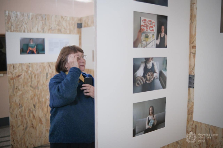 У Чернівцях відкрили фотовиставку «Історії в речах. Втечі та прибуття»