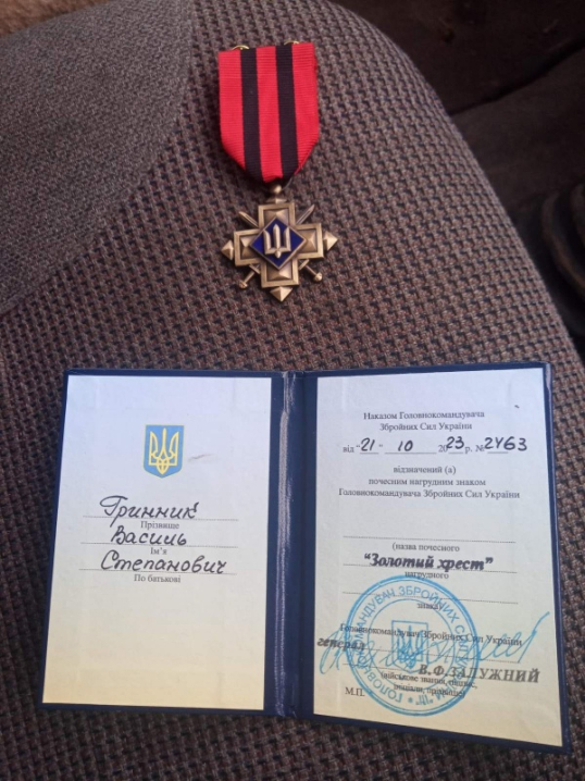 Залужний  відзначив «Золотим хрестом» військового з Буковини