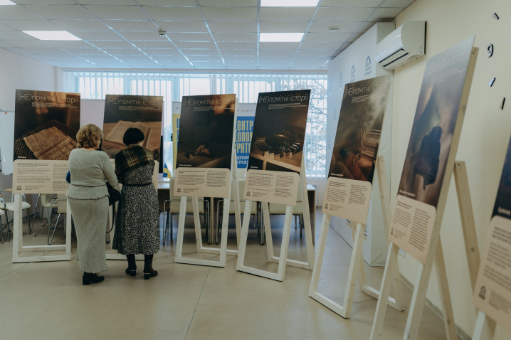 «(Не)помітні історії»: у Чернівцях діє фотовиставка про внутрішньо переміщених українців