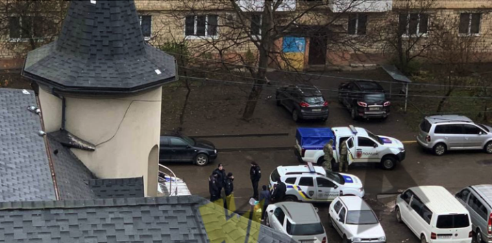 У Чернівцях на Ентузіастів знайшли коробку з невідомим предметом