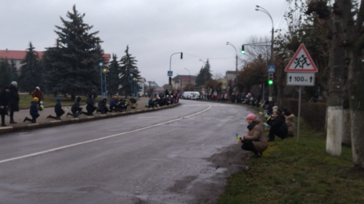 На Буковині живим коридором зустріли траурний кортеж військового Валентина Тулюлюка