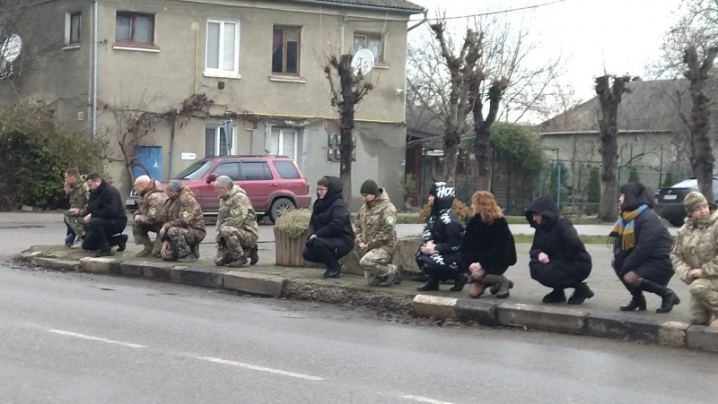 На Буковині живим коридором зустріли траурний кортеж військового Валентина Тулюлюка