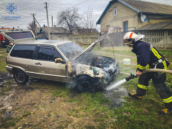 Горіло авто та житлові будинки: за вихідні на Буковині сталося 5 пожеж