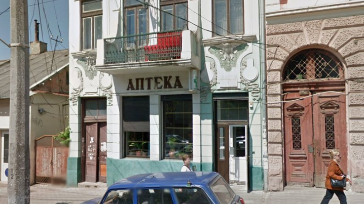Магазин секс-іграшок у Чернівцях зняв вивіску з фасаду історичного будинку