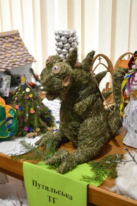 У Чернівцях у краєзнавчому музеї запрацювала виставка-конкурс «Новорічна композиція»