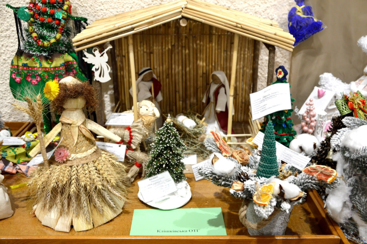 У Чернівцях у краєзнавчому музеї запрацювала виставка-конкурс «Новорічна композиція»