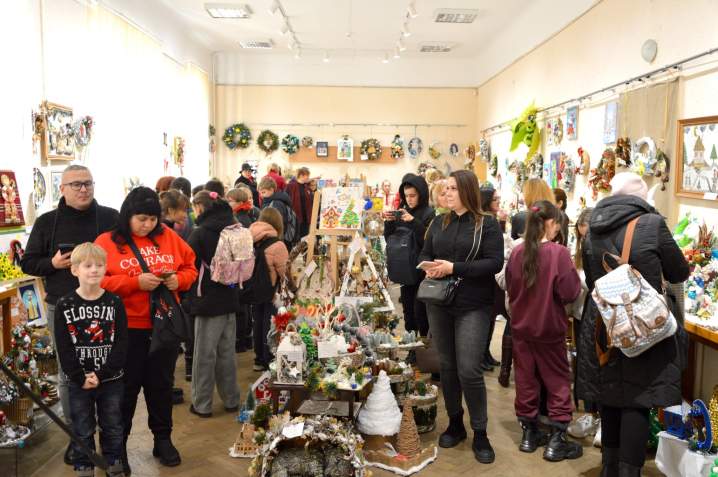 У Чернівцях у краєзнавчому музеї запрацювала виставка-конкурс «Новорічна композиція»