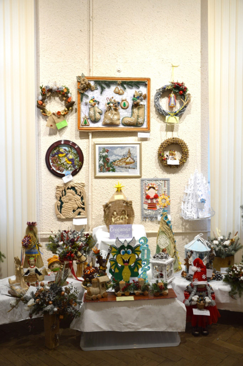 У Чернівцях у краєзнавчому музеї запрацювала виставка-конкурс «Новорічна композиція»