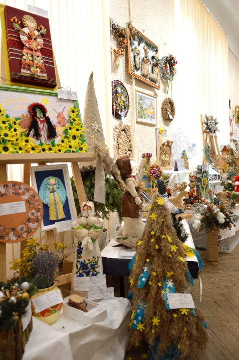 У Чернівцях у краєзнавчому музеї запрацювала виставка-конкурс «Новорічна композиція»