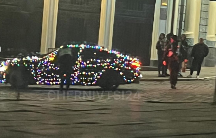 Чернівцями роз’їжджає новорічне BMW в гірляндах
