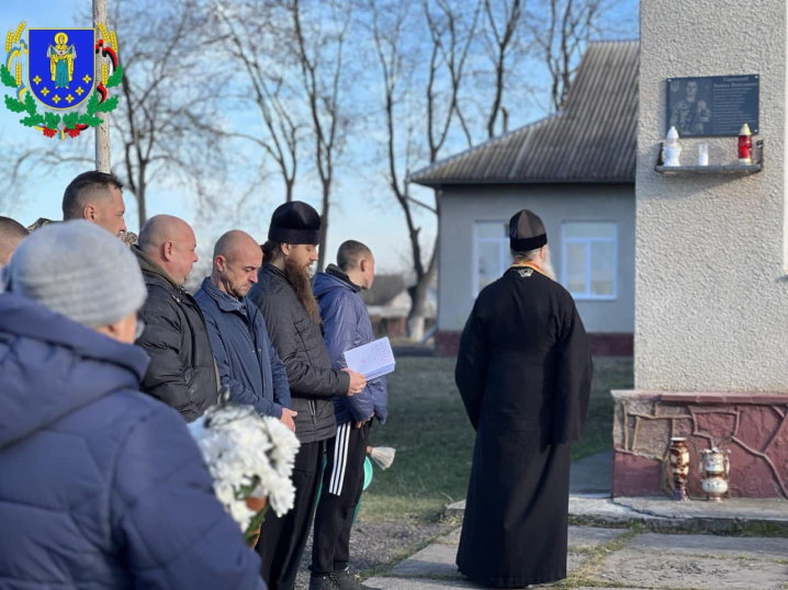 У селі на Буковині відкрили меморіальну дошку на честь загиблого Героя