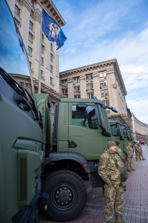 Громада Києва передала 241 бригаді 20 нових вантажних автомобілів, - Кличко