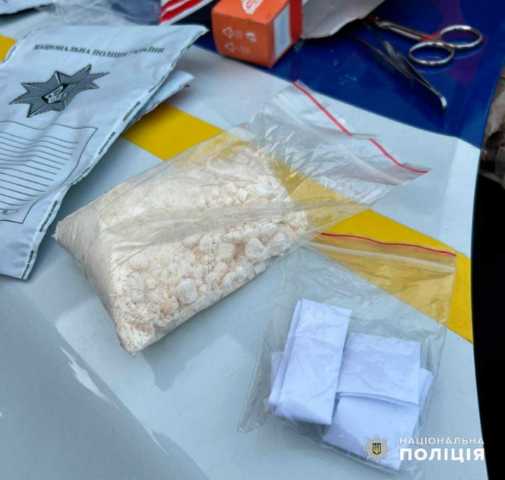На Буковині 19-річна буковинка розповсюджувала «закладки» з психотропами