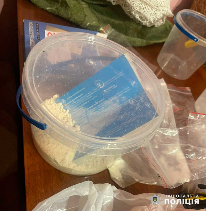 На Буковині 19-річна буковинка розповсюджувала «закладки» з психотропами