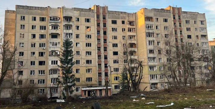 Масована ракетна атака по Україні. У Львові влучання в житловий будинок