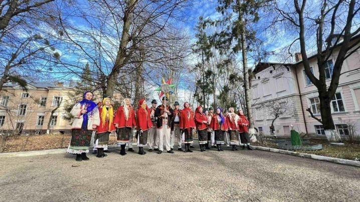 Артисти Буковинського ансамблю заколядували 18 тис. грн, які передали на ЗСУ Артисти Буковинського ансамблю заколядували 18 тис. грн, які передали на ЗСУ