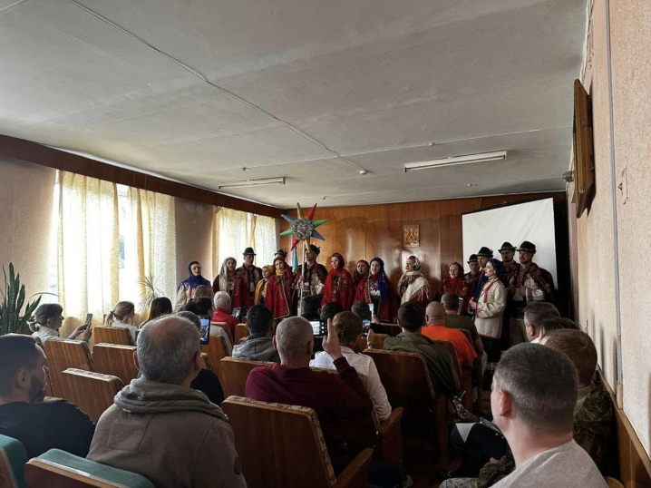 Артисти Буковинського ансамблю заколядували 18 тис. грн, які передали на ЗСУ Артисти Буковинського ансамблю заколядували 18 тис. грн, які передали на ЗСУ