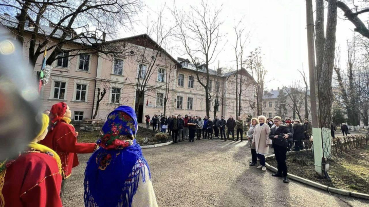 Артисти Буковинського ансамблю заколядували 18 тис. грн, які передали на ЗСУ Артисти Буковинського ансамблю заколядували 18 тис. грн, які передали на ЗСУ