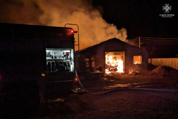 На Вижниччині горів склад площею 600 кв. м: гасили полум'я понад 2 години На Вижниччині горів склад площею 600 кв. м: гасили полум'я понад 2 години