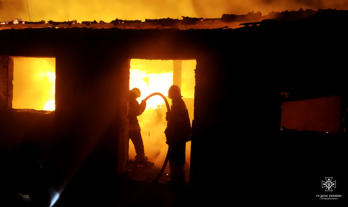 На Вижниччині горів склад площею 600 кв. м: гасили полум'я понад 2 години На Вижниччині горів склад площею 600 кв. м: гасили полум'я понад 2 години