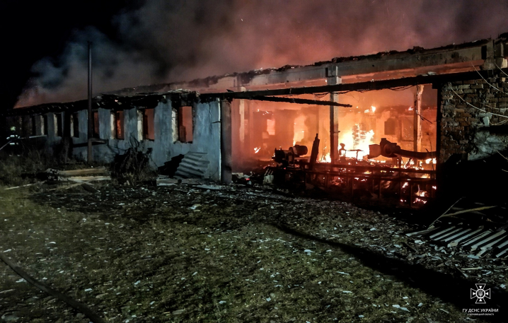 На Вижниччині горів склад площею 600 кв. м: гасили полум'я понад 2 години На Вижниччині горів склад площею 600 кв. м: гасили полум'я понад 2 години