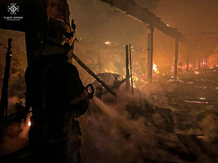 На Вижниччині горів склад площею 600 кв. м: гасили полум'я понад 2 години На Вижниччині горів склад площею 600 кв. м: гасили полум'я понад 2 години