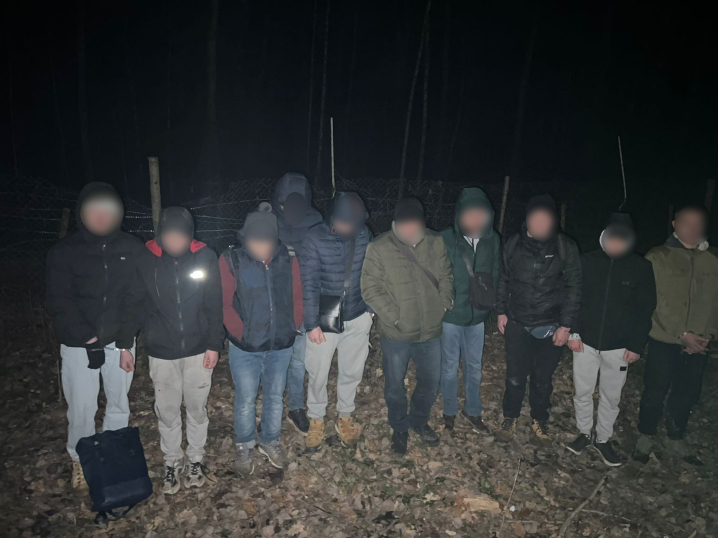 На кордоні з Румунією прикордонники пострілами зупинили 10 чоловіків