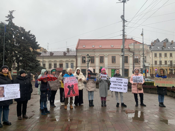 "Полон - вбиває": у Чернівцях відбувається акція на підтримку полонених та зниклих безвісти захисників