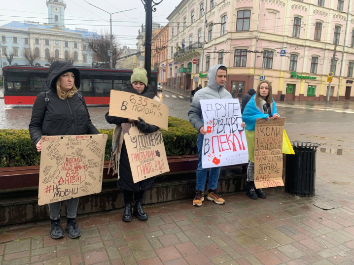 "Полон - вбиває": у Чернівцях відбувається акція на підтримку полонених та зниклих безвісти захисників