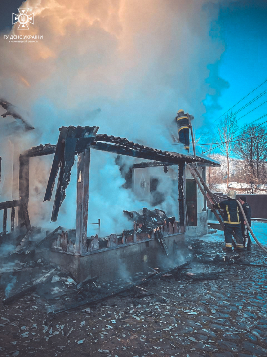 Горіли авто, гаражі та будинки: на Буковині за добу трапилося 8 пожеж