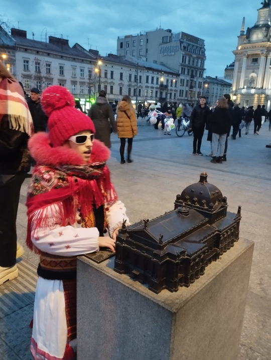 Незряча дівчинка з Львівщини співами зібрала 2 мільйони гривень для ЗСУ