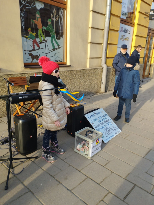 Незряча дівчинка з Львівщини співами зібрала 2 мільйони гривень для ЗСУ