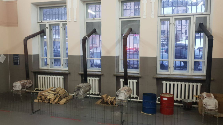Прямо у будівлі залізничного вокзалу у Чернівцях встановили буржуйки