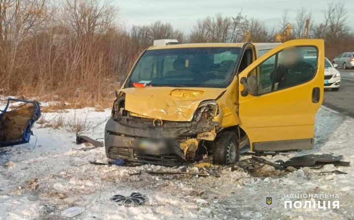 У Хотині від зіткнення легковика з мікроавтобусом травмувалися пасажирки