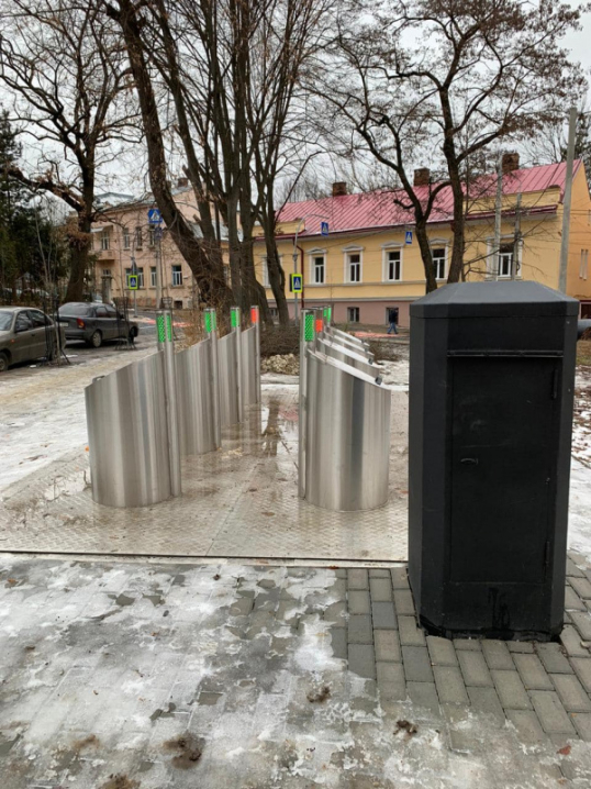 На вулиці Жуковського у Чернівцях встановили підземні смітники