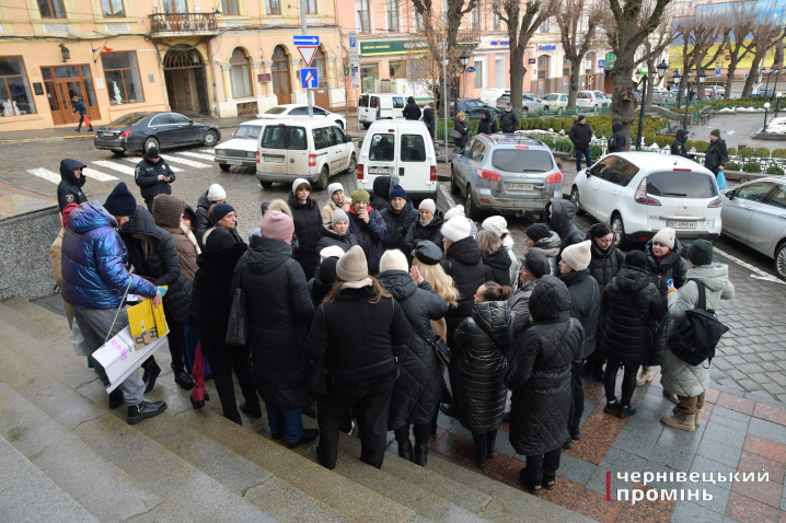 У Чернівцях відбулася чергова сесія міської ради: люди протестували проти будівництва