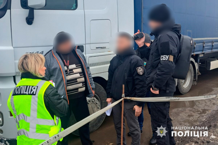 За 7 тис. євро буковинець намагався вивести чоловіка закордон у відсіку вантажівки За 7 тис. євро буковинець намагався вивести чоловіка закордон у відсіку вантажівки
