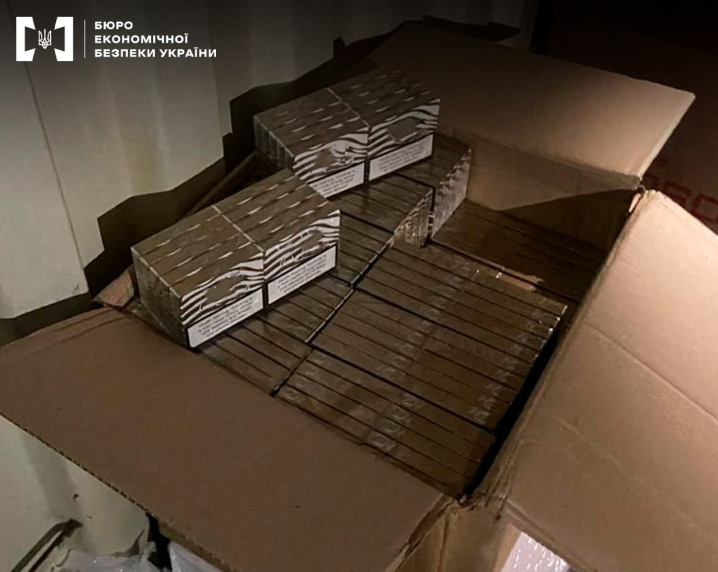 Чернівчанин продавав безакцизні цигарки на Калинівському ринку: вилучили товару на майже 2 млн. грн