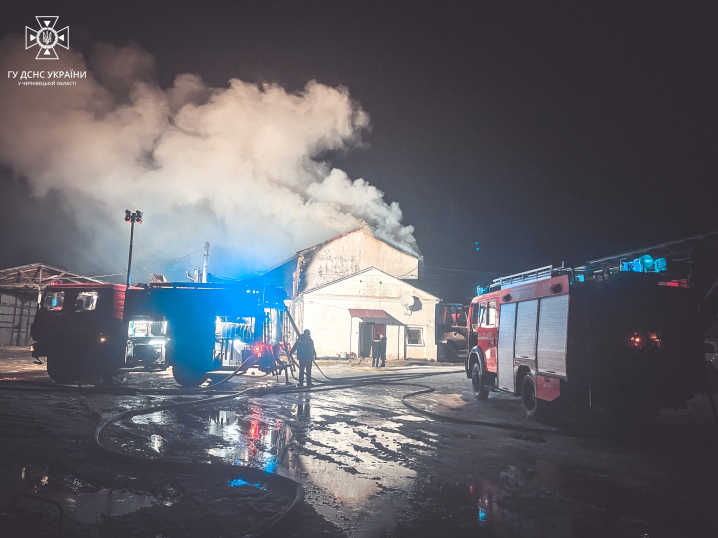 У Сторожинці горіла велика СТО: рятувальники гасили вогонь півтори години