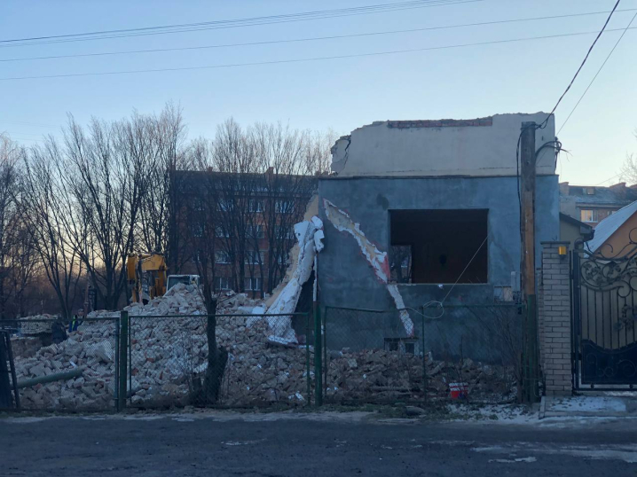 У Чернівцях на Щербанюка знесли будинок, ймовірно, під зведення багатоповерхівки