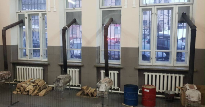 Буржуйки на залізничному вокзалі Чернівців так і не прибрали попри вимогу міськради