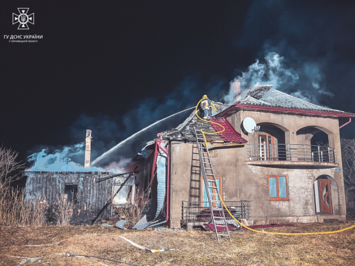 Жахлива масштабна пожежа: вогонь знищив два будинки на Буковині Жахлива масштабна пожежа: вогонь знищив два будинки на Буковині