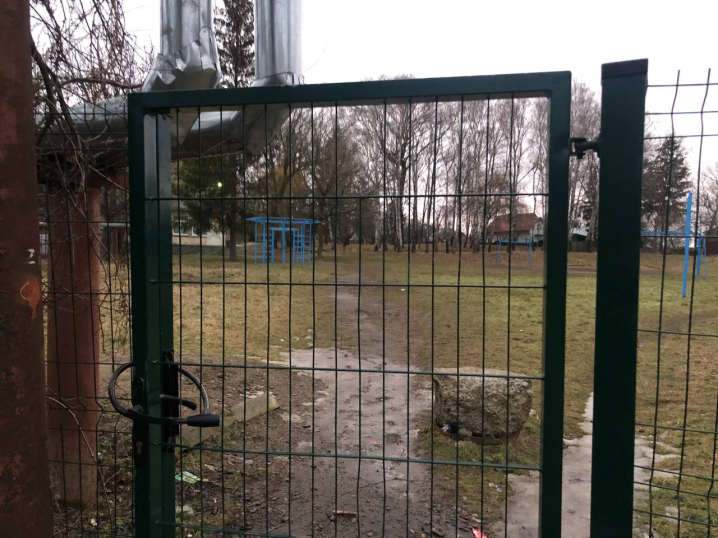Мешканці Клокучки не можуть потрапити в укриття під час тривоги, бо територія школи закрита