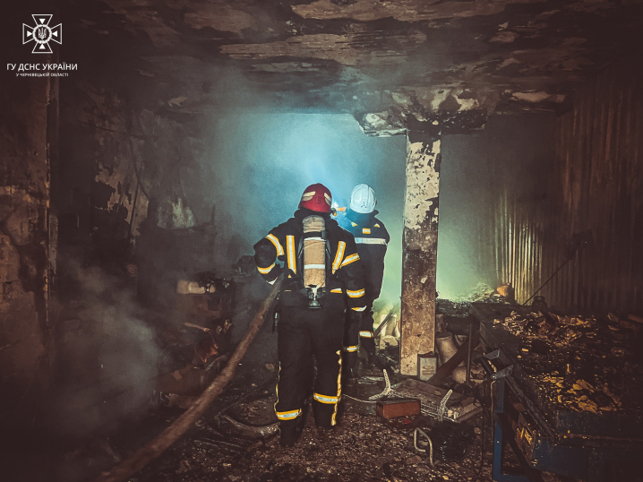 У Чернівцях сталася масштабна пожежа поблизу готелю: евакуювали 12 людей