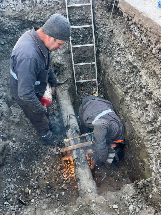 На вулиці Воробкевича стався витік газу: довелося глибоко розривати асфальт