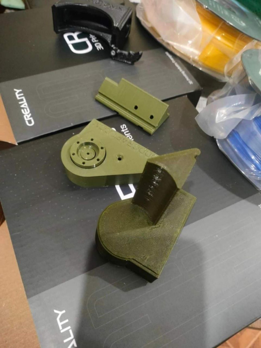 У Новодністровську на 3D-принтерах виготовляють деталі, що допомагають ЗСУ
